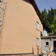 Façade est isolée, en attente de son parement définitif