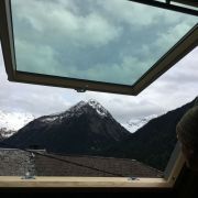 Pose devant la montagne
