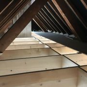 Pose de panneaux sur le plafond